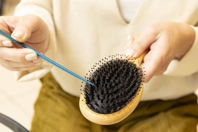 ヘアブラシに絡んだ髪の毛はコームやつまようじ、綿棒などを使って取り除く