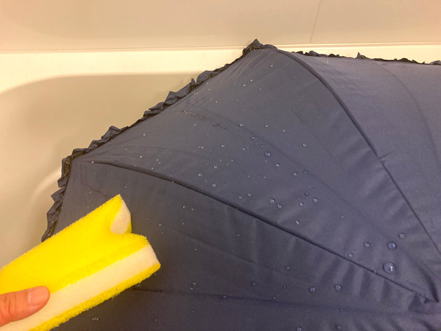 日傘が汚れたら、お風呂場でスポンジを使い、優しく拭き取る
