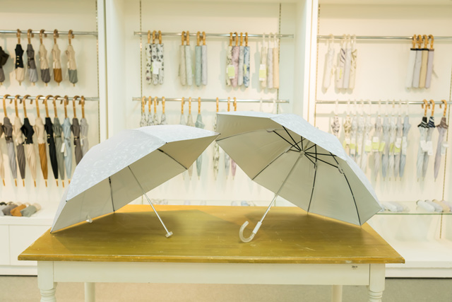ムーンバット社の、同シリーズの折りたたみ傘（左）と長傘（右）