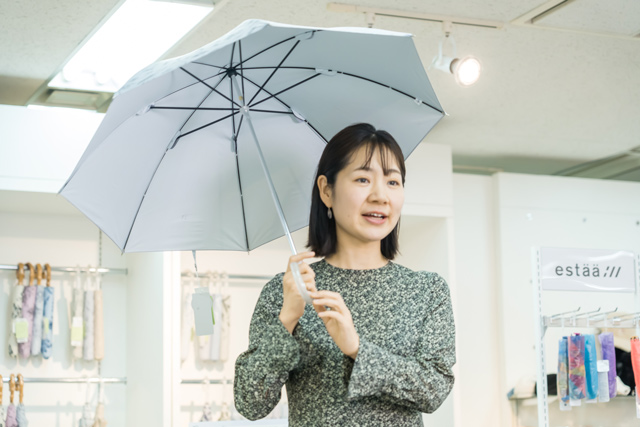 「晴雨兼用日傘を1本携帯しておけば、紫外線・熱さ対策になるほか、にわか雨にも対応できます」と神田さん