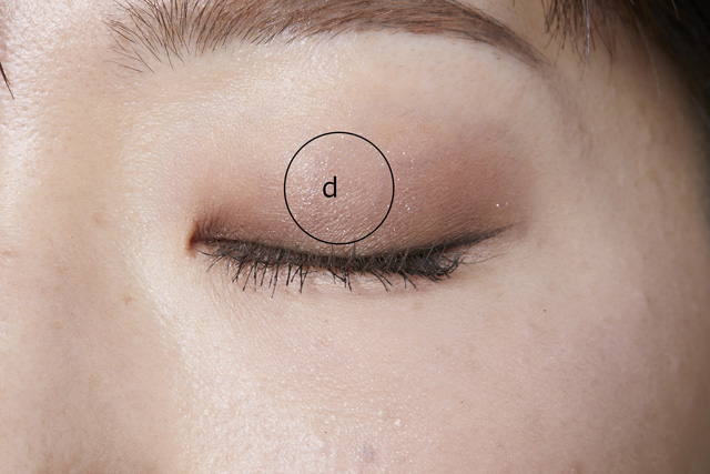 4　dを黒目の上にのせる。こうすることで目のコントラストが強調され、透明感が出る。