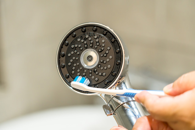 散水板の穴にはカルシウムが詰まりやすいので、定期的に歯ブラシで磨こう