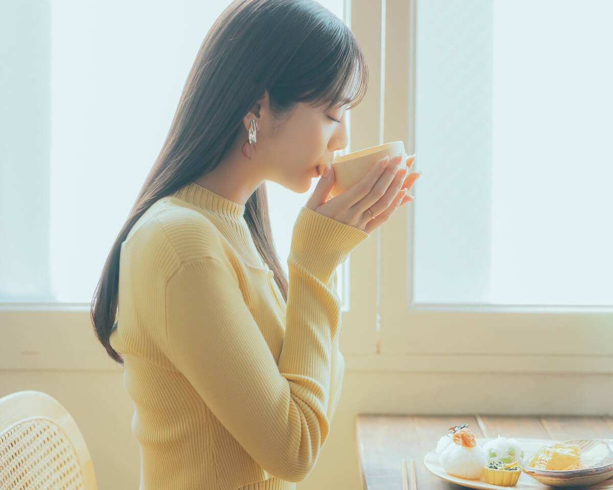 お味噌汁を飲む貴島さん