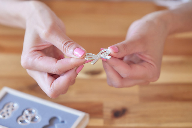 結婚祝いにもぴったりのデザインの箸置きもセットになっています