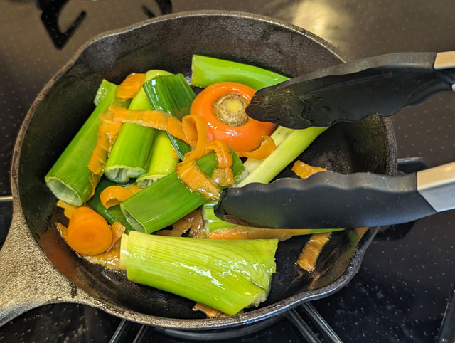 シーズニングの手順　4：くず野菜を炒める