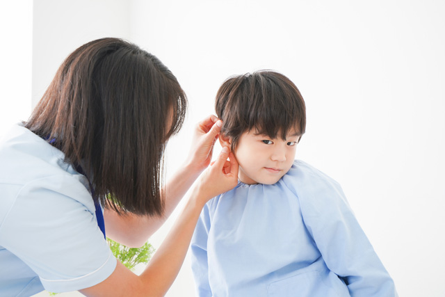 子どもの耳かきをする場合は、膝枕ではなく椅子などに座らせて行い、取った耳あかが穴の奥へ落ちるのを防ぐ