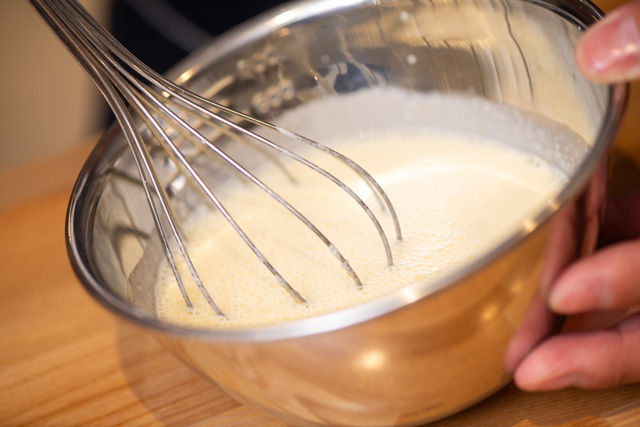 アイスクリームの口当たりを滑らかにしたいなら、砂糖の溶け残りなどがないよう、食材をよく混ぜ合わせるのも大切