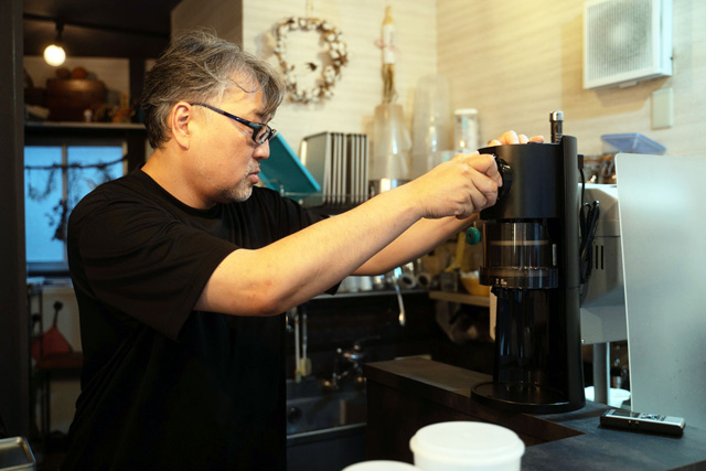 「コーヒーメーカーのような外観で、キッチンに出しっぱなしでも違和感なさそうです」と小池さん