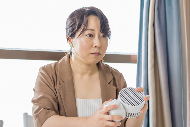 「卓上扇風機を選ぶ前に、給電方法や静音性、あると便利な機能について知っておきましょう」と伊森さん