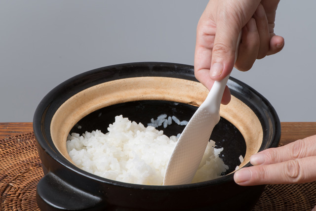 ヘラの縁部分は薄い方が土鍋や炊飯釜とごはんの間に入りやすい