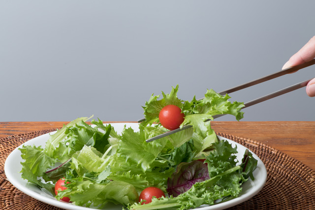 2.　盛り付けや取り分けで使いやすいか 小さな食材や滑りやすい食材もしっかりとつかめ、細かな作業もしやすい。料理の盛り付けや取り分けに使いやすい。