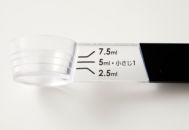 置いたまま計量できるものが多い目盛付きタイプは、両手が使えるので液体調味料が扱いやすい