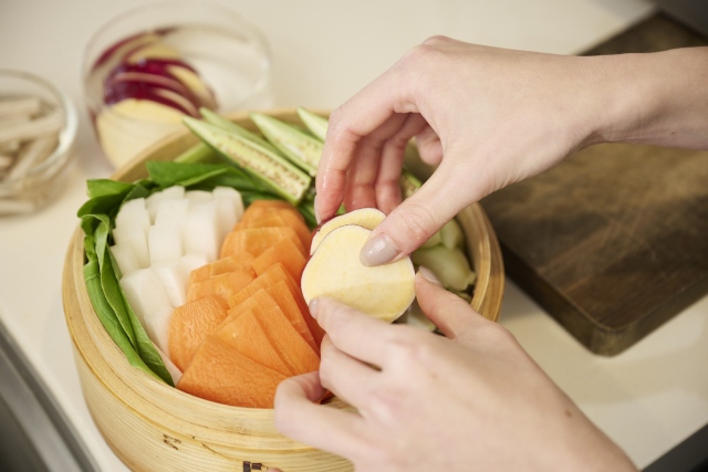 3. 適当な大きさに切った野菜を、せいろに並べる。チンゲン菜など葉物は底に敷き、さつまいも、ごぼうは水にさらしておくとよい