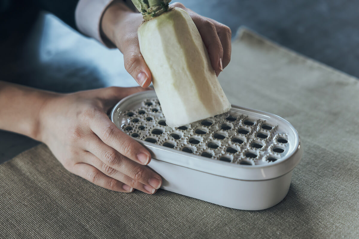 鬼おろし器を使用する様子