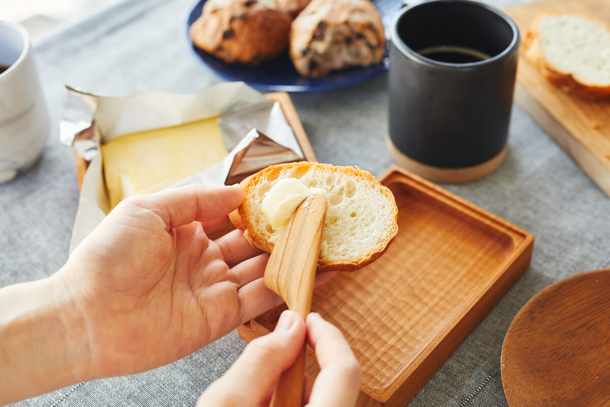 付属のナイフは木製でもしっかりバターが切れて、使い勝手バツグン