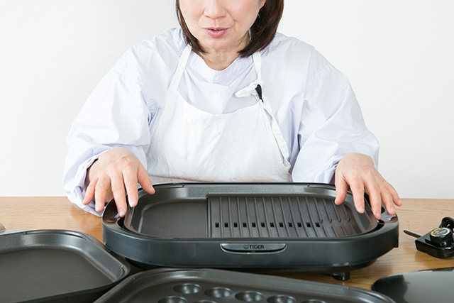 穴あきプレートは、脂が加熱されにくいので煙が出にくいのがメリット