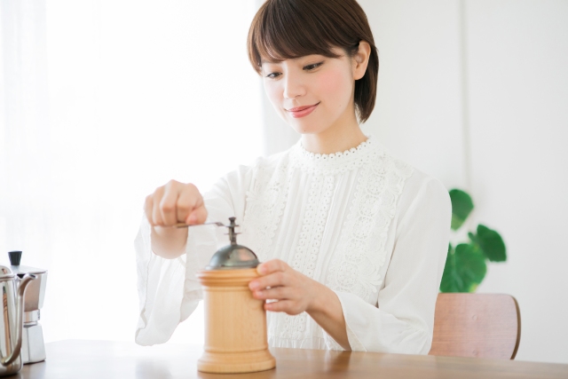 手動のコーヒーミルはゆっくりと挽くことがポイント