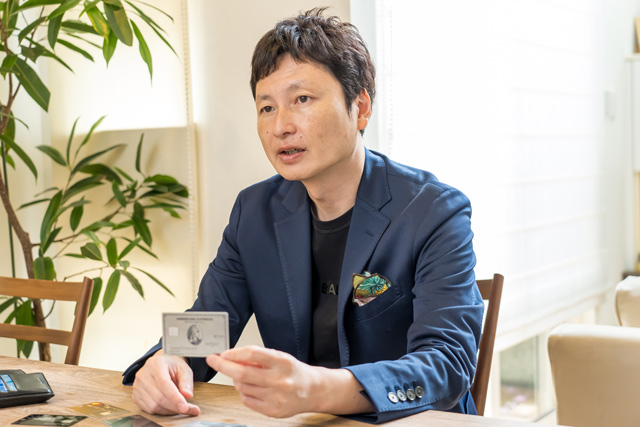 「法人カードには経費削減や経理効率化、ポイント&マイル、付帯サービスなどのメリットがあります」と菊地さん
