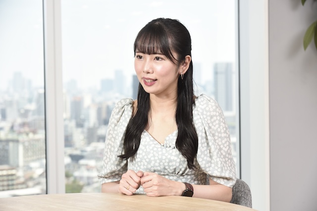 デジタルカードを発行するメリットとデメリットについて話す横川さん