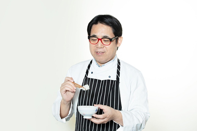 口に入れる前に、ご飯の粒感や香りを吟味するさわけんさん
