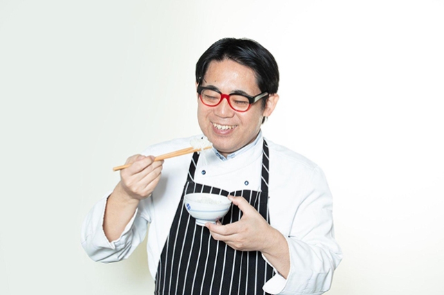 おいしく炊けたご飯に、思わず笑顔になるさわけんさん