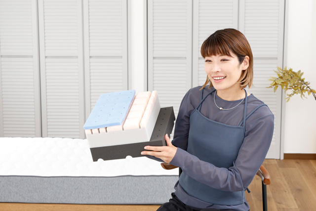 「実現が難しい“高い通気性と耐久性の両立”を叶えているのは独自の5層フォーム」と西谷さん