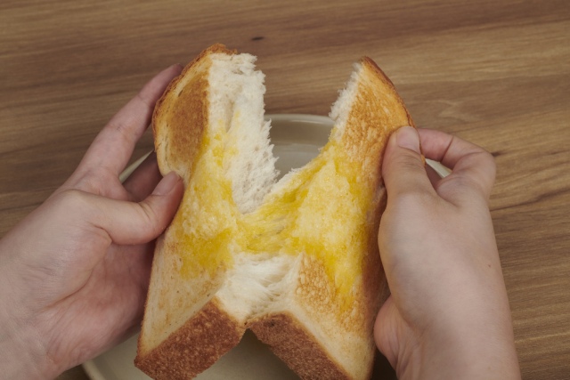 トーストモードでバターを乗せて3分焼き、パンを裂くと中はもっちり（BALMUDA The Toaster K05A-BKで検証。2025年現在最新モデルはk11Aです）