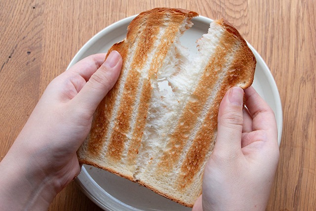 モード「中」で3分半焼き、パンを裂くと外はカリカリ中はフワッともっちり