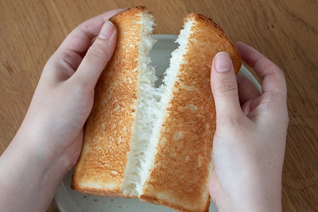 3分焼き、パンを裂くと全体的にカリッと