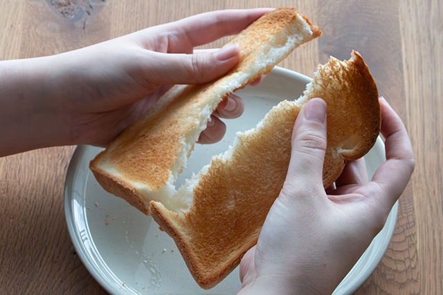 3分半焼き、パンを裂くと全体的にカリッと