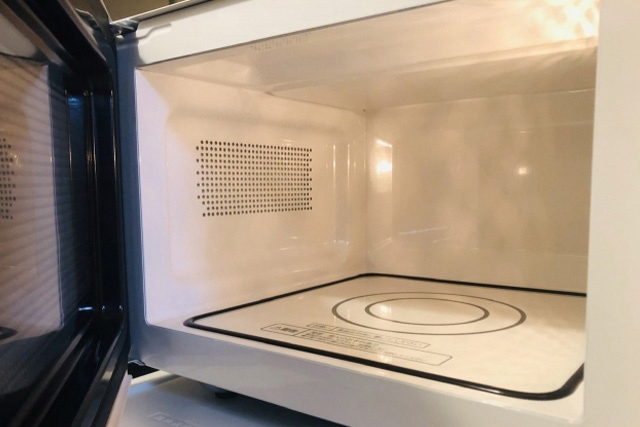 大きな皿なども入れやすく、お手入れがラクなフラットタイプの庫内