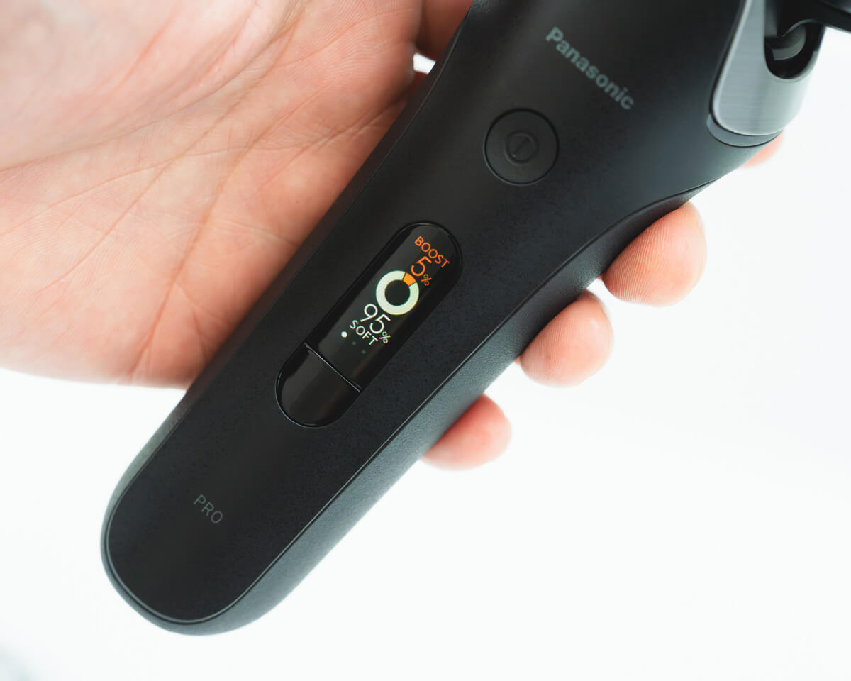 本体の持ち手部分についた「ナビモニター」はES-L690Uのみに搭載されています