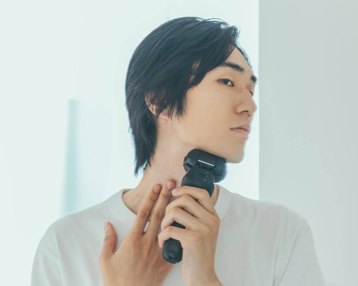 「ラムダッシュPRO 6枚刃」は、密着5Dヘッドの採用により、ごく軽く肌に当てるだけで深剃りが可能に