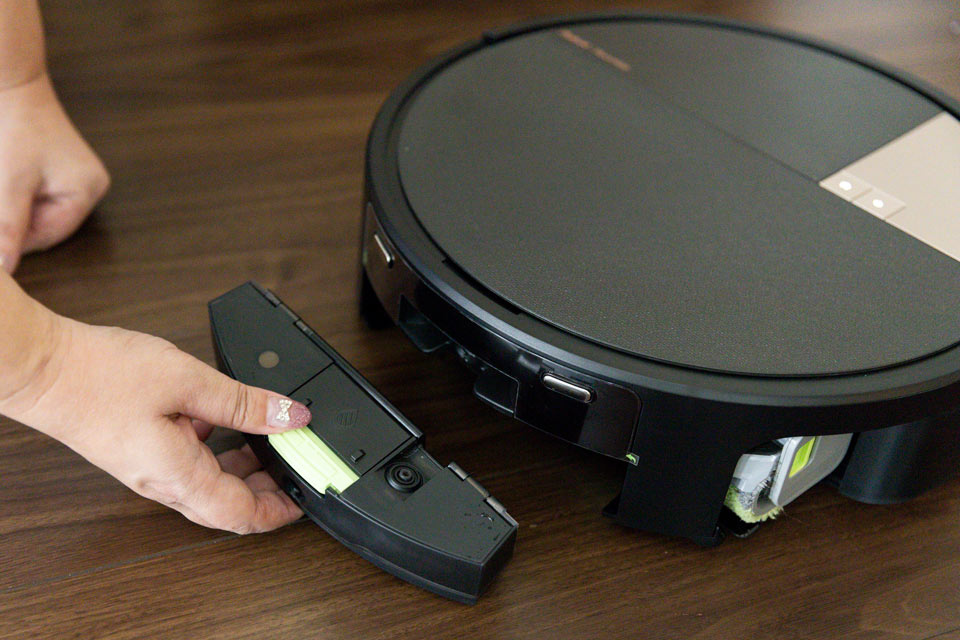 本体の後ろ側にあるカセットが廃水用タンク。充電ステーションに戻ったときにステーション内の廃水用タンクに吸い上げられる