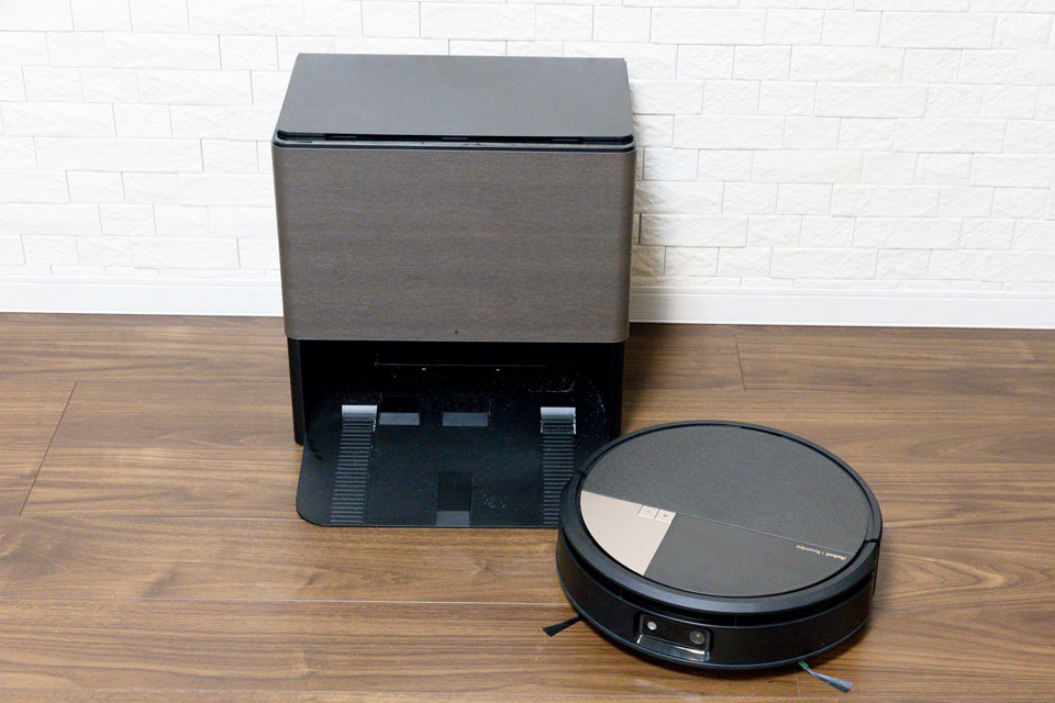ルンバが充電ステーションに戻るとすぐにゴミの自動収集が始まり、続いてローラーモップの自動洗浄に移る。ゴミ収集時の音は少し大きめだが、十数秒で終了する