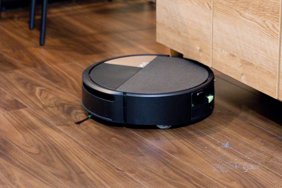 ホコリがたまりやすい家具の脚周りもしっかり吸引。ルンバが潜れる高さがあれば、見えない部分も掃除できる