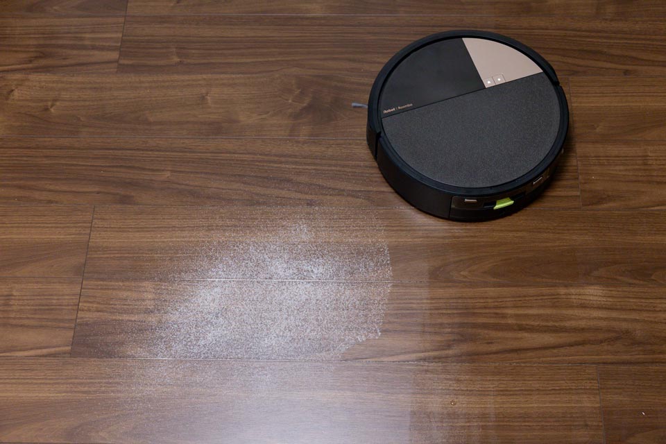 ローラーモップになったことで吸引と水拭きが同時に行われる。汚れがひどい場合はスマートスクラブを有効にすることでより念入りな水拭きが可能