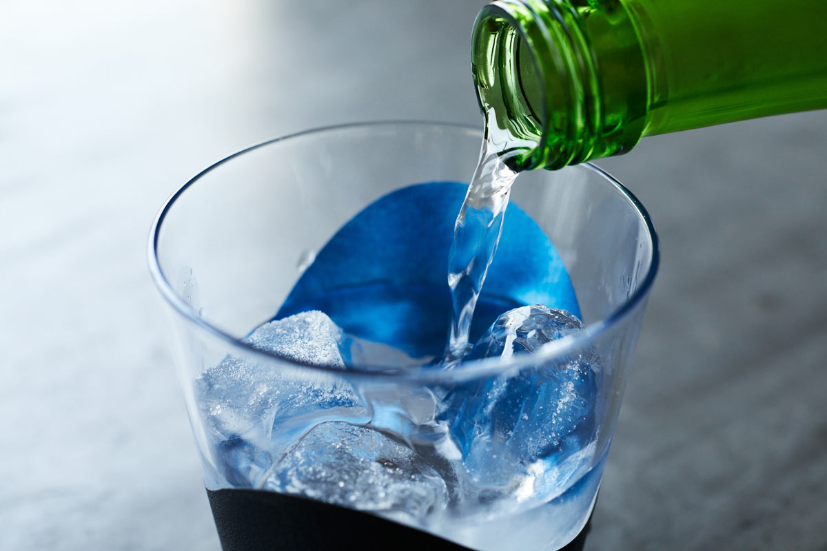 漆の風合いとガラスの艶が美しい。お酒の時間をより上質に