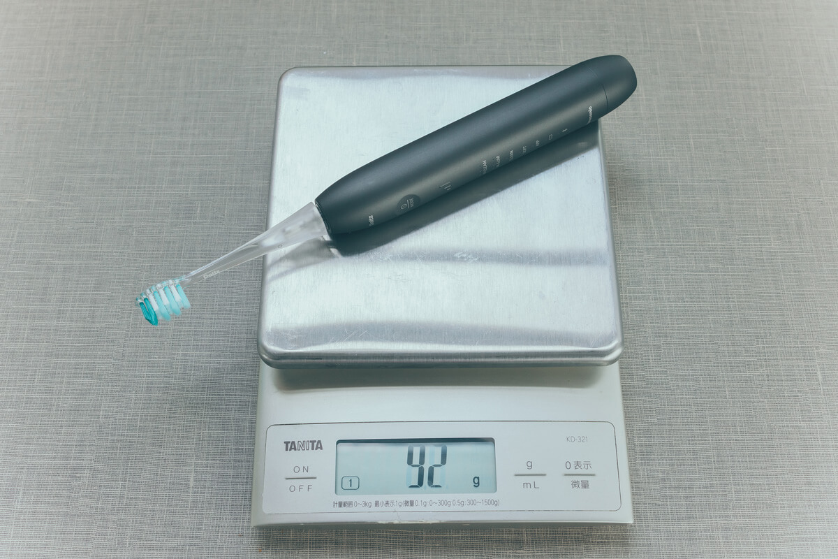 本体重量は約95g（実測92g）と非常に軽量