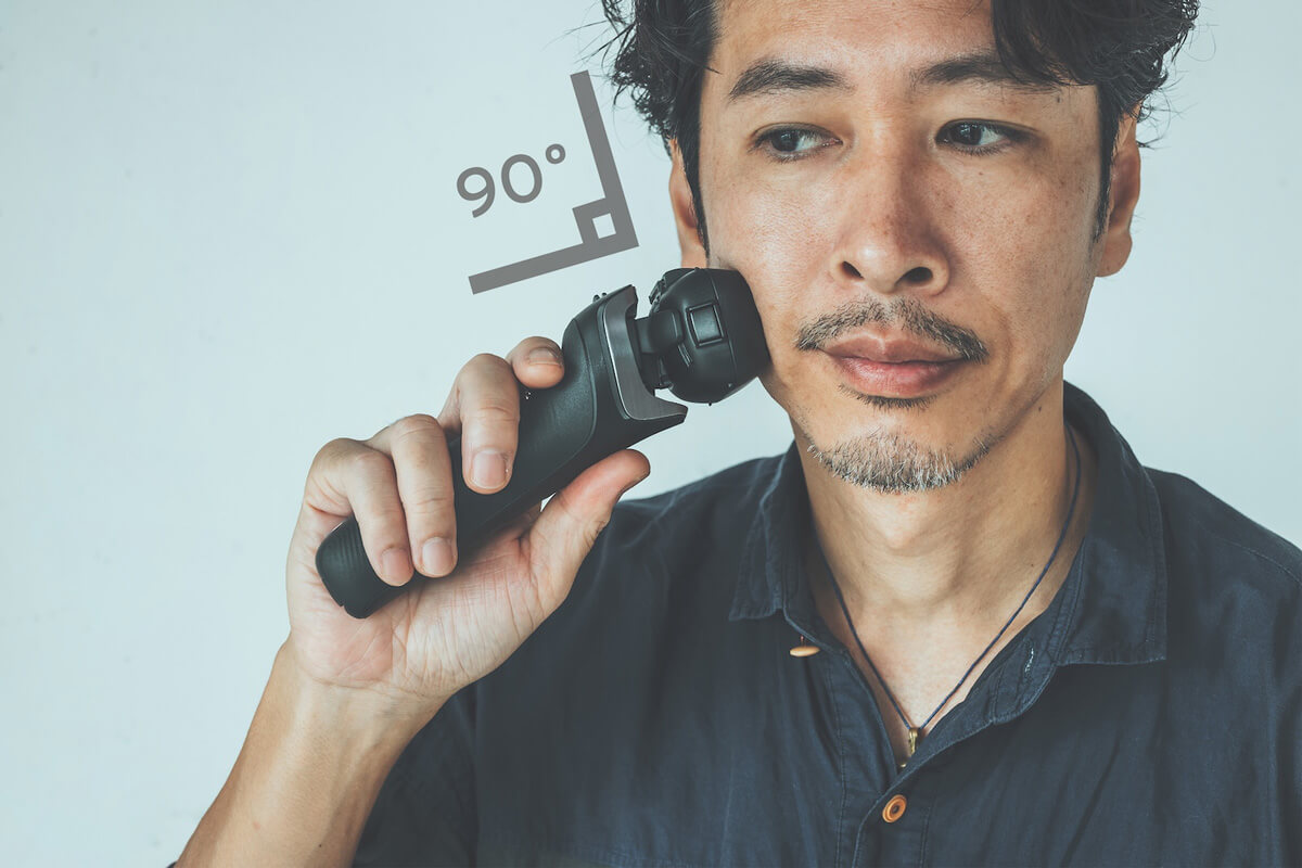 シェーバーは直角に当てて、ゆっくり動かす