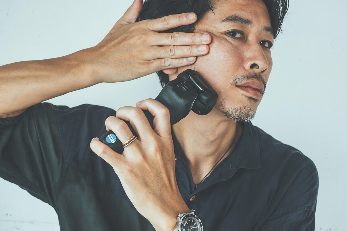 剃り残しやすい部位は手で肌を引っ張り上げる
