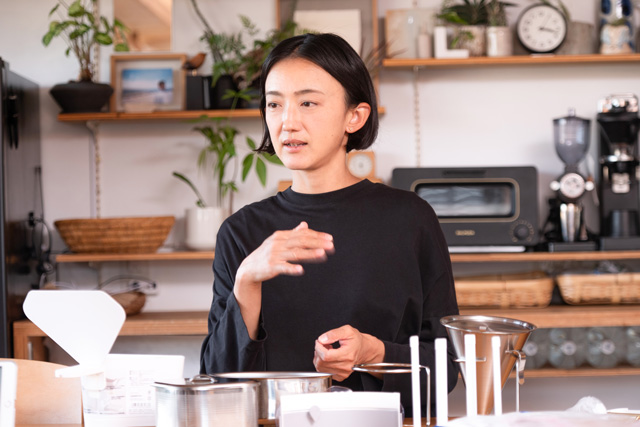 「三角コーナーを置くと片付ける動機づけになり、動線ができるためキッチンをスッキリ保てます」と本多さん