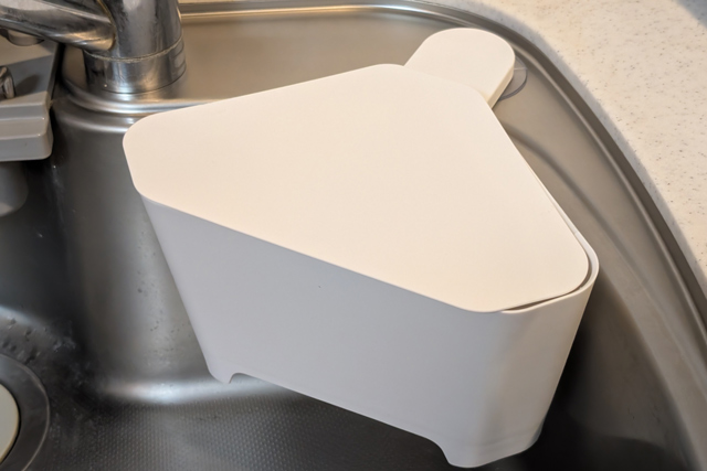 浮かせて使える、水切れが良い、フタがついている、汚れがつきにくい素材や機能が採用されているなど、清潔に使える工夫がされている。