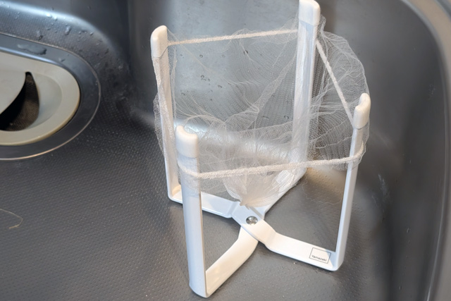 先端に滑り止めがついているので、生ゴミを入れてもネットや袋が外れにくい