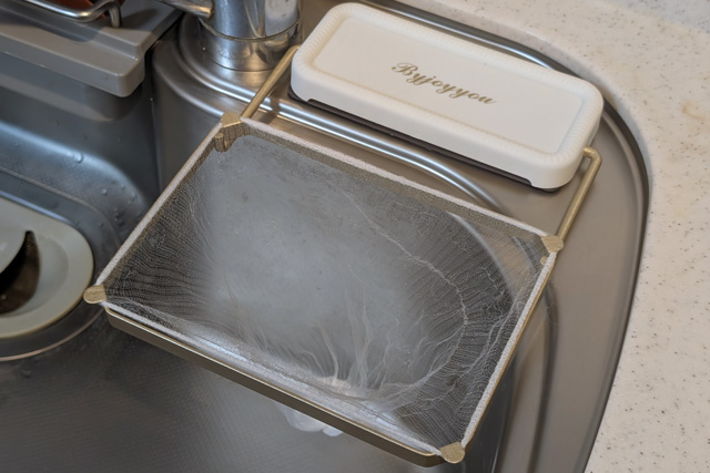 ラーメンや鍋の残り汁など、水切りをしてから捨てたい生ゴミに便利