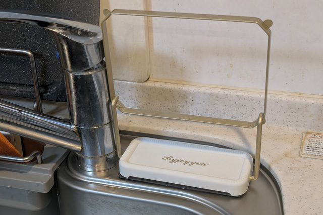 使わないときはホルダーを跳ね上げておけるので省スペース。スタイリッシュなデザインで、狭いシンクでも気にならない