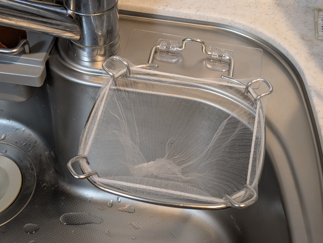 角にフックがあり、生ゴミを入れてもネットや袋が外れにくい