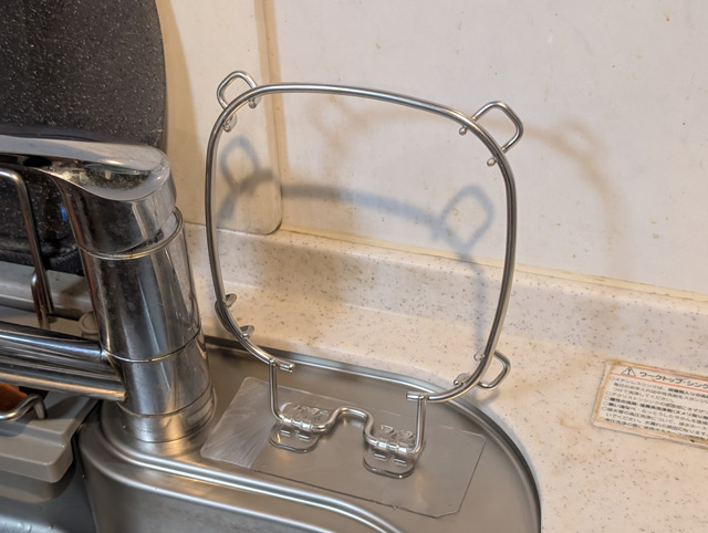 透明な粘着シートとシンプルなステンレスのホルダーは、どんなキッチンにもなじむ