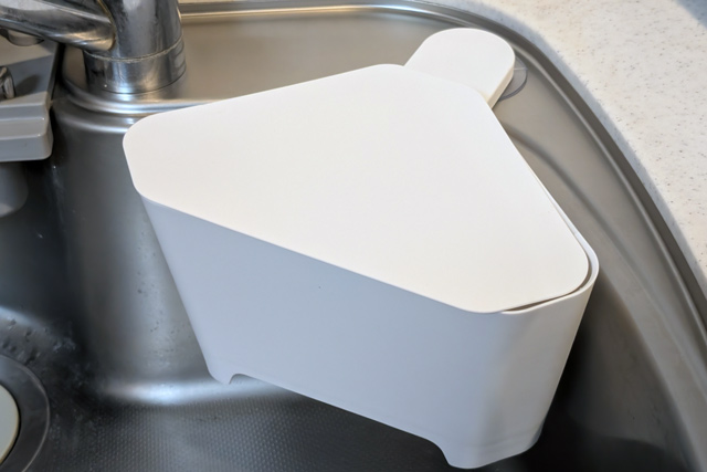 フタをすると外からは中がまったく見えないので、スッキリとした見た目をキープ