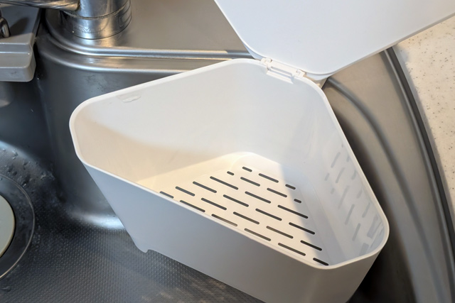 水切り穴は、底にスリット状に開いている。細かいゴミが気になる場合は袋をつけて使うのがおすすめ